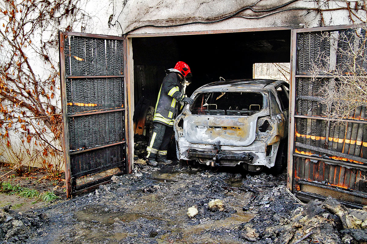 Egy nő holttestére bukkantak a tűzoltók péntek reggel Polgárdiban, egy családi ház garázsának oltása közben