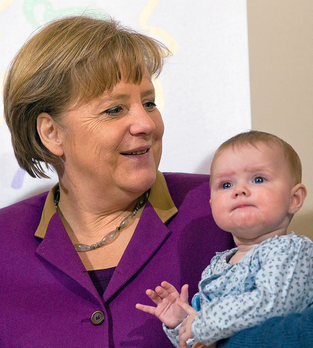 Merkel kancellár egy hat hónapos csecsemővel. Otthon a helye?