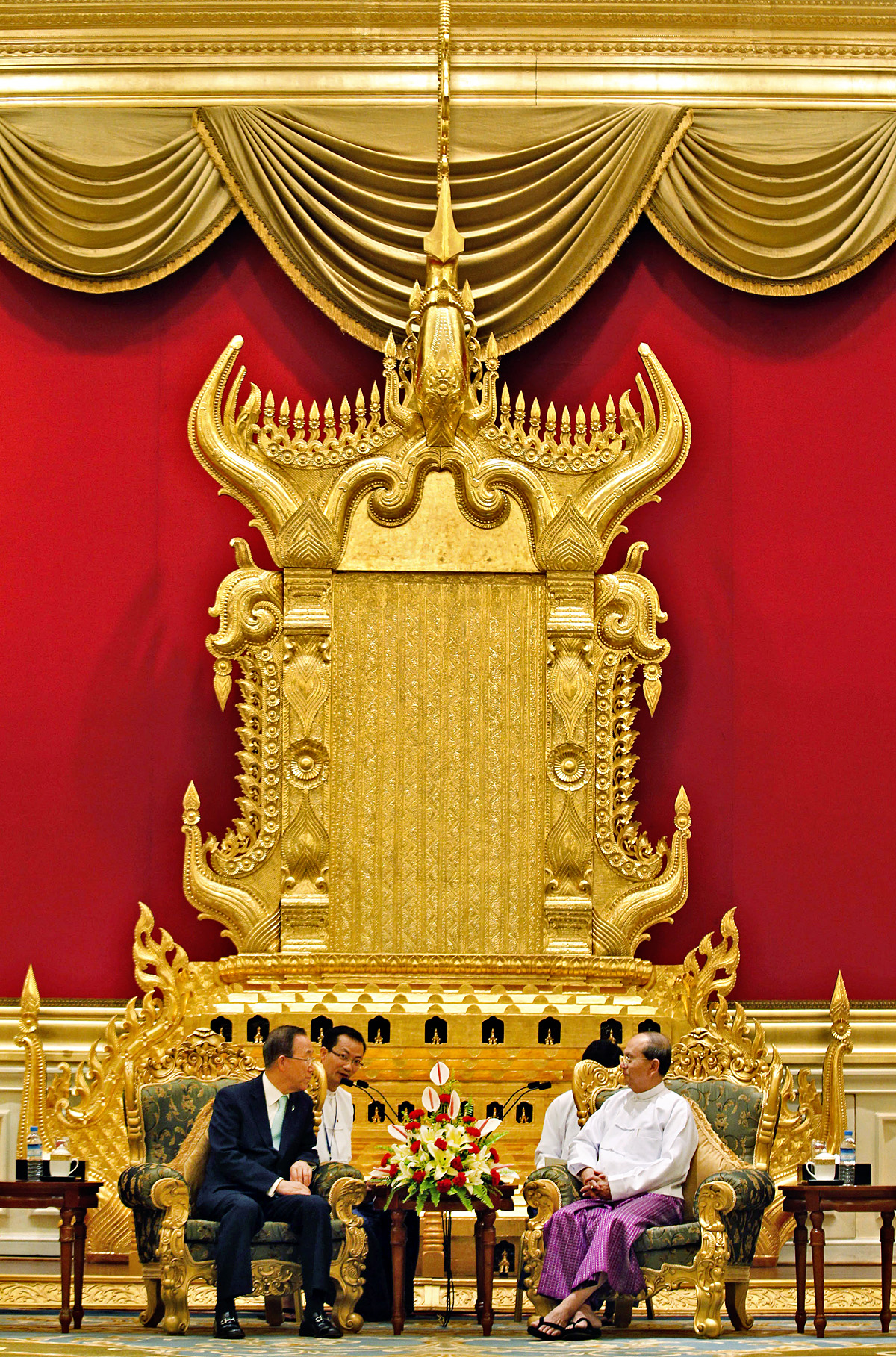 Ban Ki Mun (balra) nemcsak reformokat, hanem valódi változást vár Thein Szein elnöktől (jobbra)
