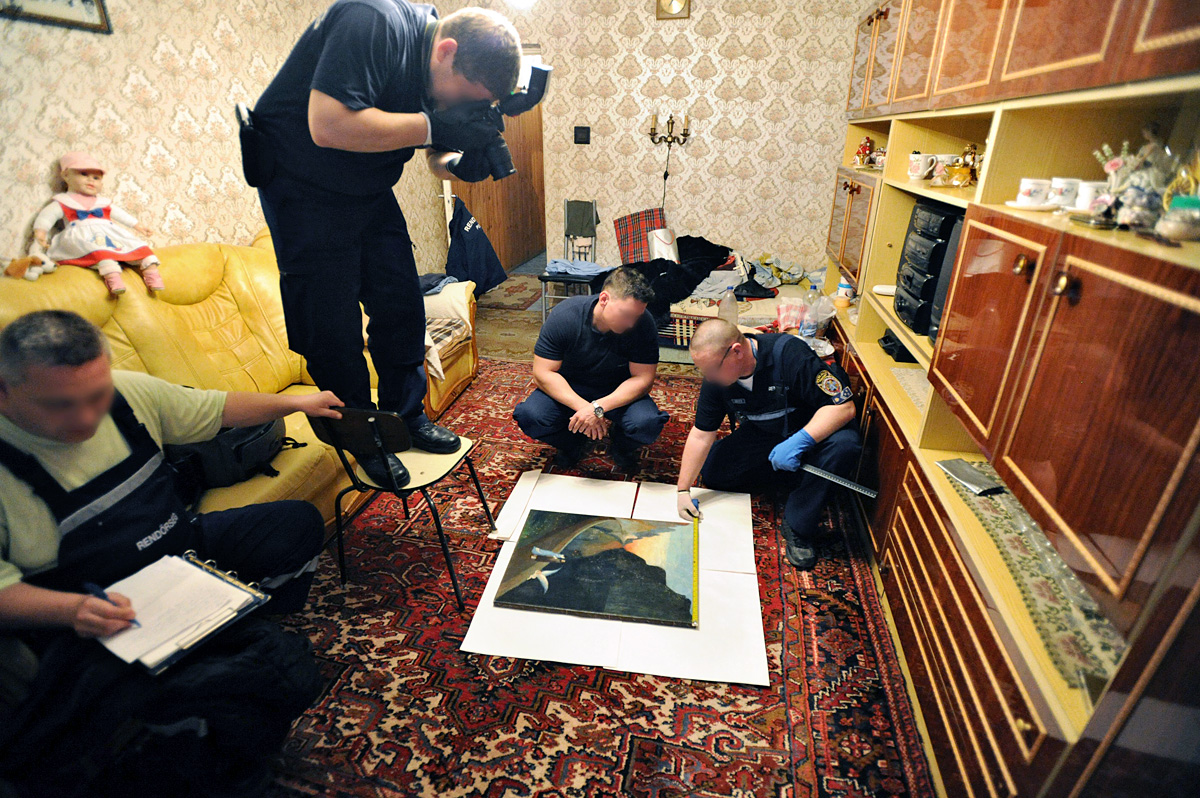 Rendőrök dolgoznak Csontváry Kosztka Tivadar Szerelmesek találkozása című műve mellett