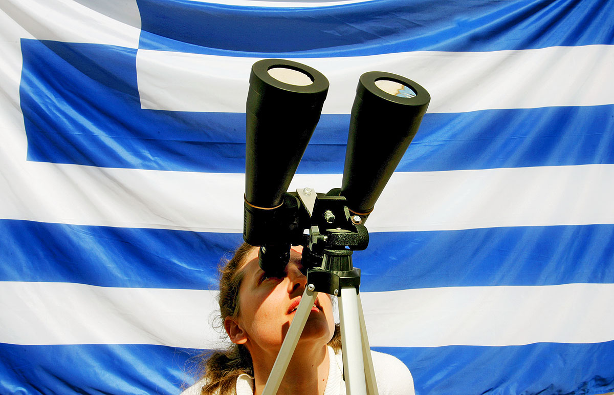 Egy görög lány távcsővel kémleli az eget a Görögország délkeleti részén fekvő Kastellorizo szigetéről. Évi 300 napsütéses nap áll a görögök rendelkezésére, hogy pénzt csináljanak belőle.