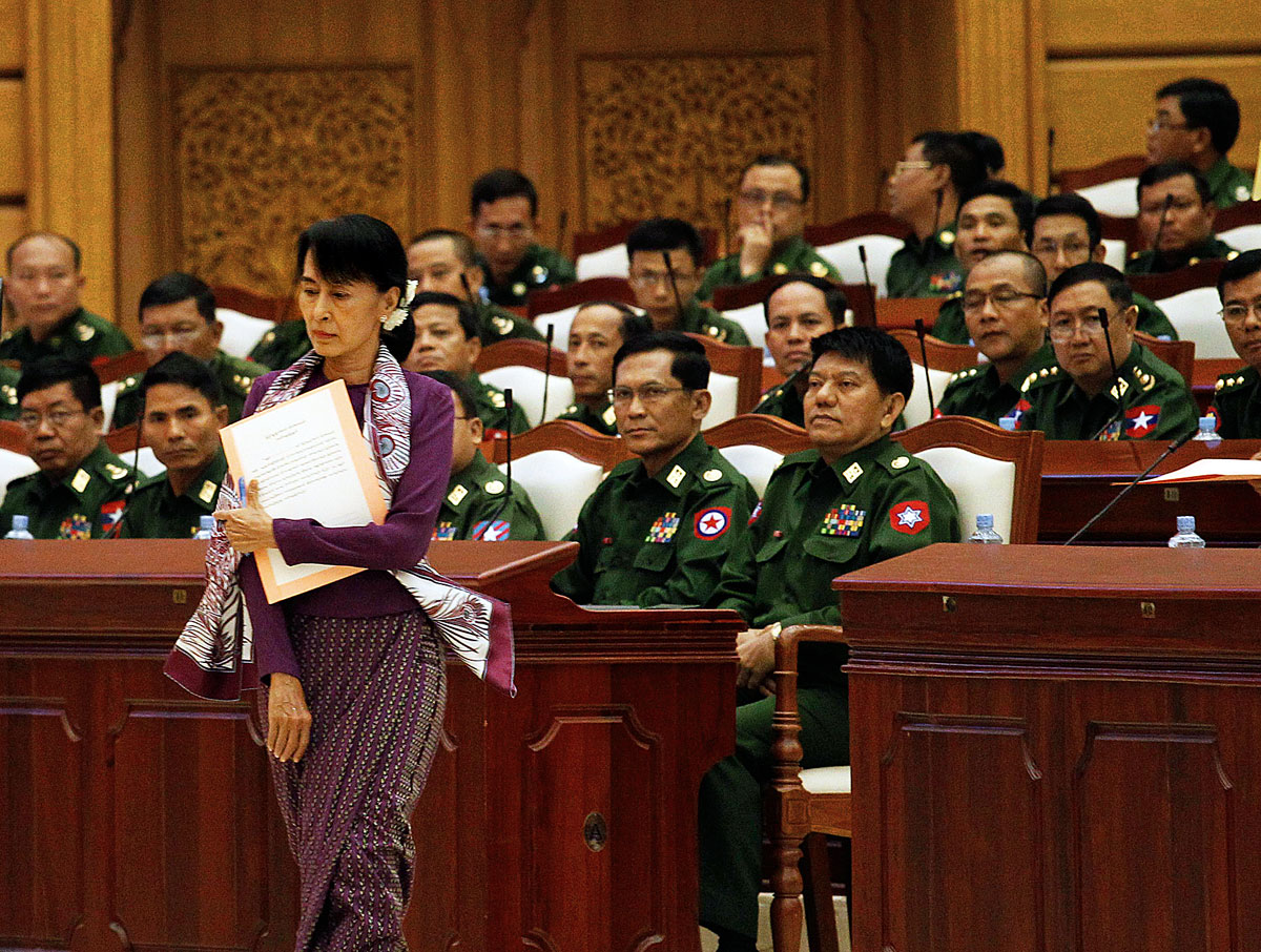 Ugyan ők vannak kisebbségben, Ang Szán Szu Csí demokratikussá akarja tenni a parlamentet