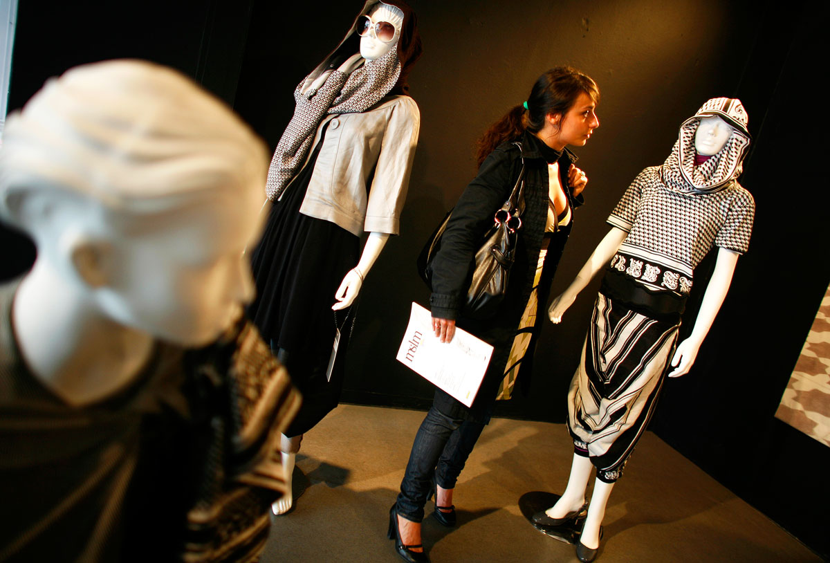 Muszlim divatbemutató Rotterdamban. Rendkívüli jelentőség, de könnyeket már nem ejtenek érte