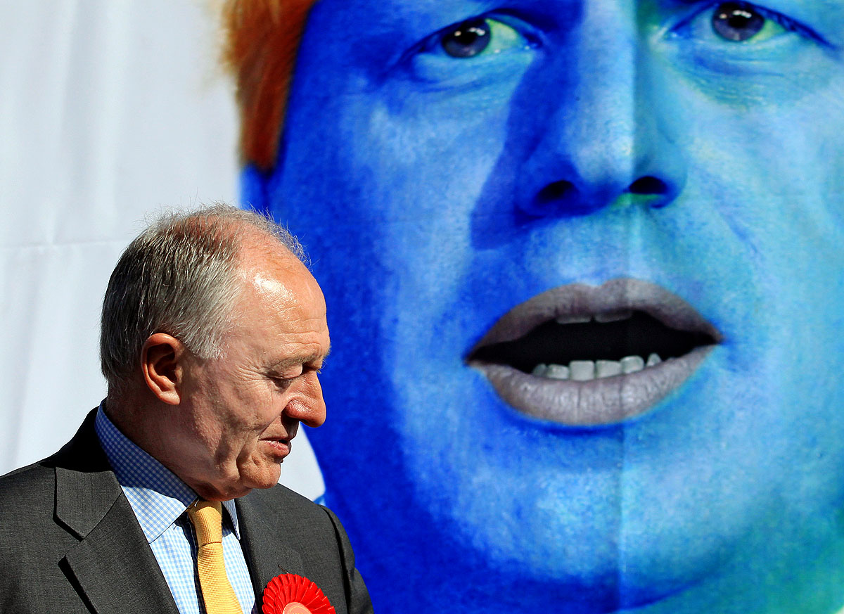 Ken Livingstone munkáspárti jelölt ellenfele, a konzervatív főpolgármester, Boris Johnson plakátja mellett