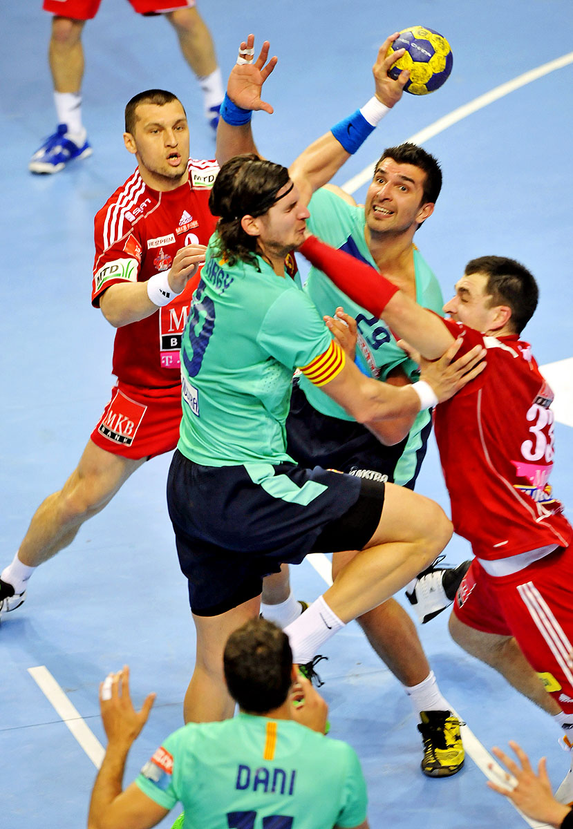 Jó védekezés. Nagy (Barcelona) és Sulic (Veszprém) párharca a két együttes 2011-es BL-mérkőzésén