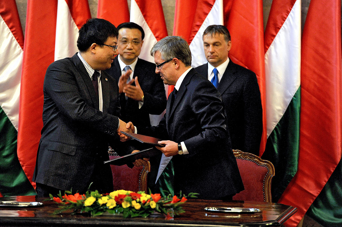 A magyar és a kínai delegáció a megállapodások szentesítésekor – Egymásra találtak