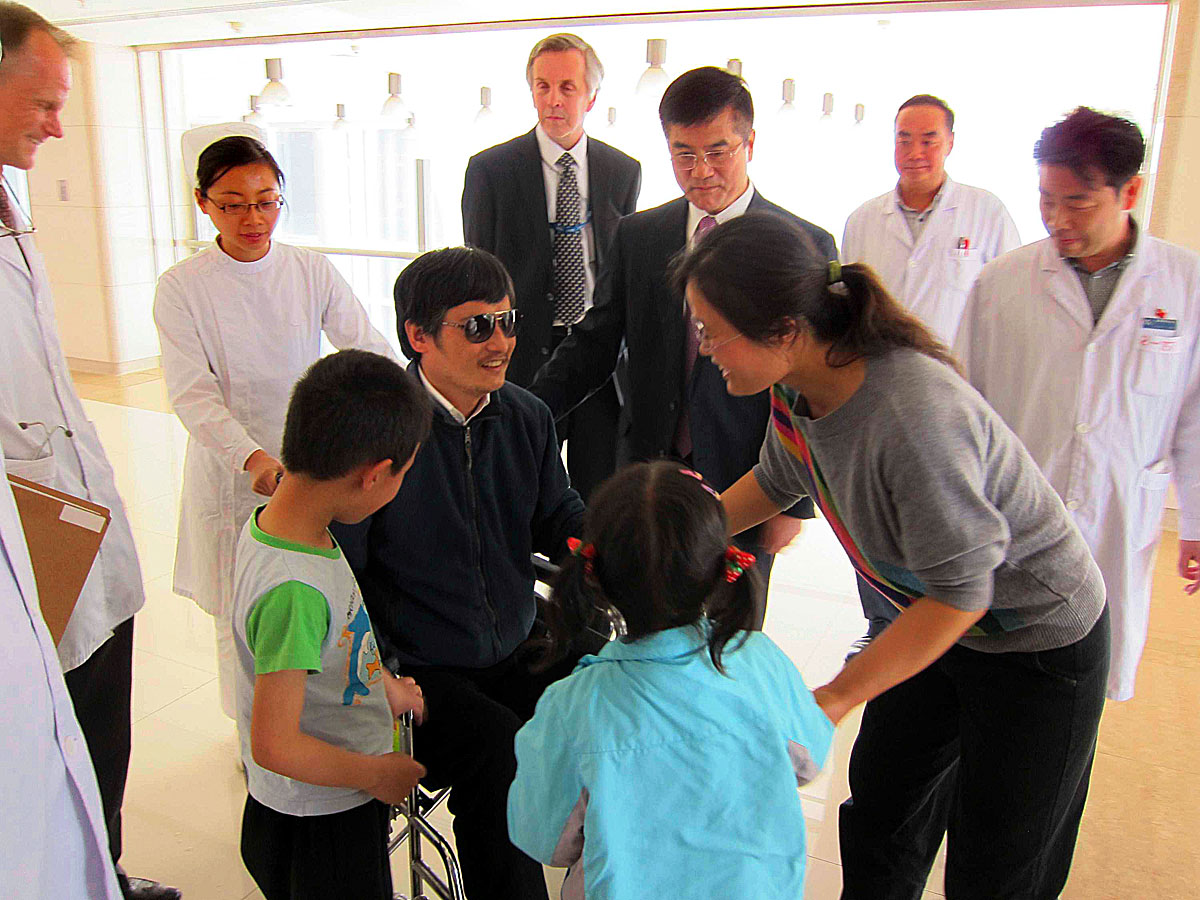 Chen Guangcheng (közepén) feleségével, Yuan Weijinggel és gyermekeivel Gary Locke nagykövet (jobbról a harmadik) előtt. Nem titkolta, hogy becsapva érzi magát