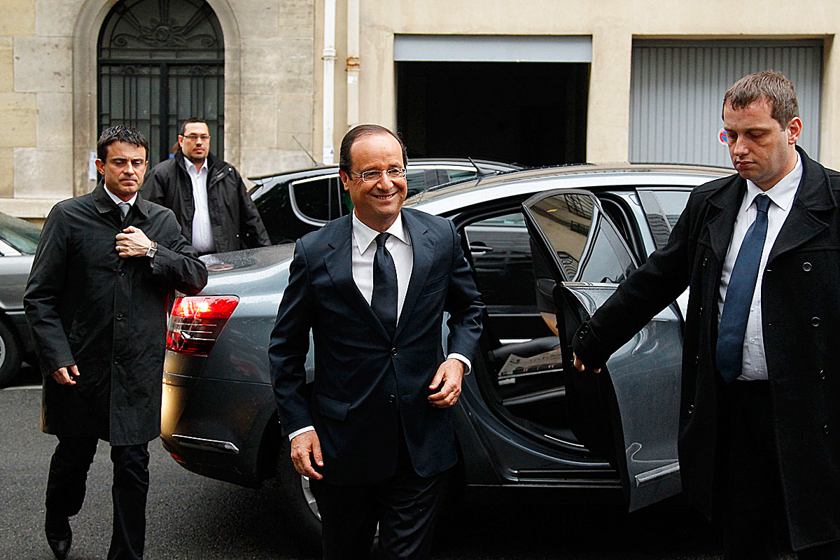 A vita után is Francois Hollande (középen) áll nyerésre