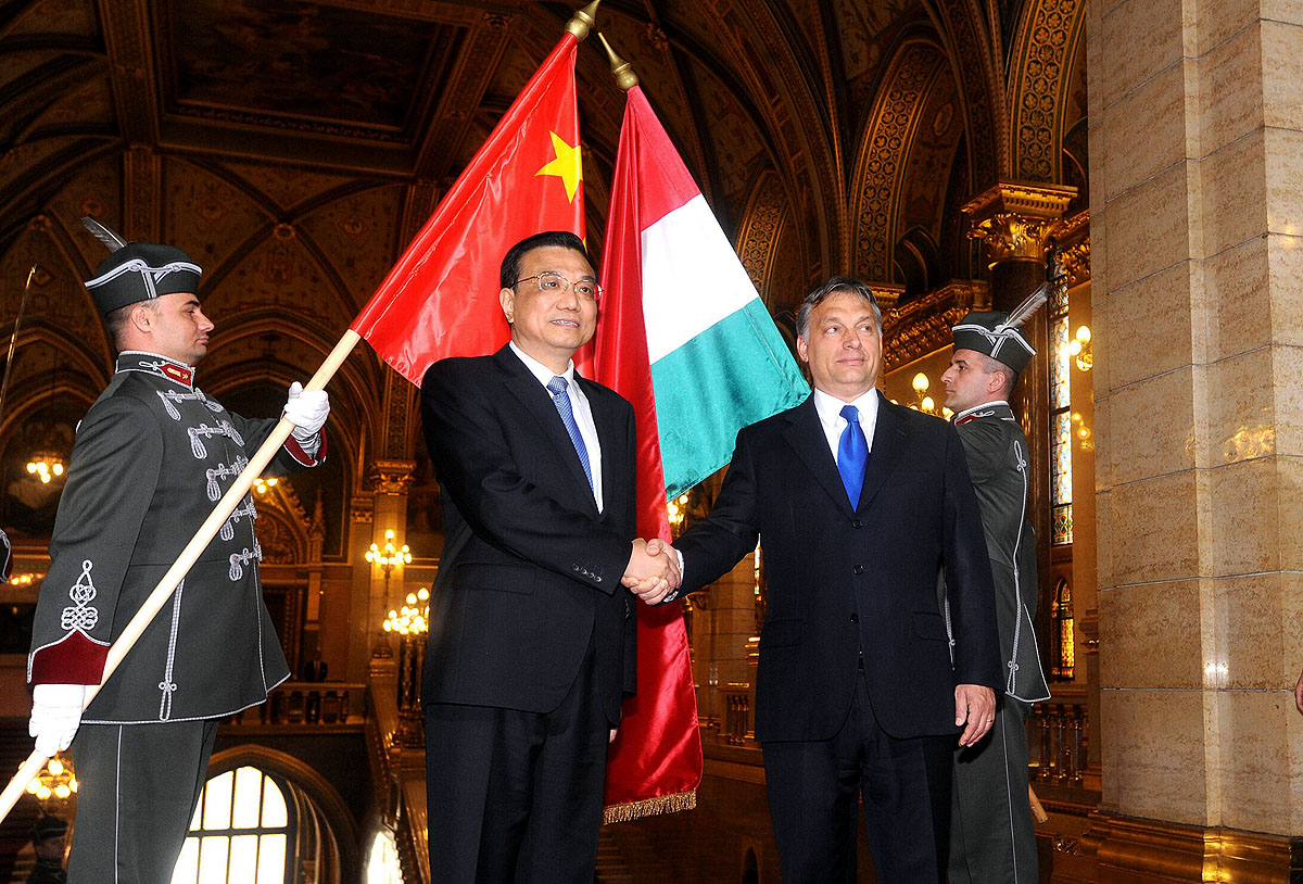 Li Keqiang még  miniszterelnök-helyettesként Orbán Viktorral tavaly májusban az Országgyűlés főlépcsőjénél