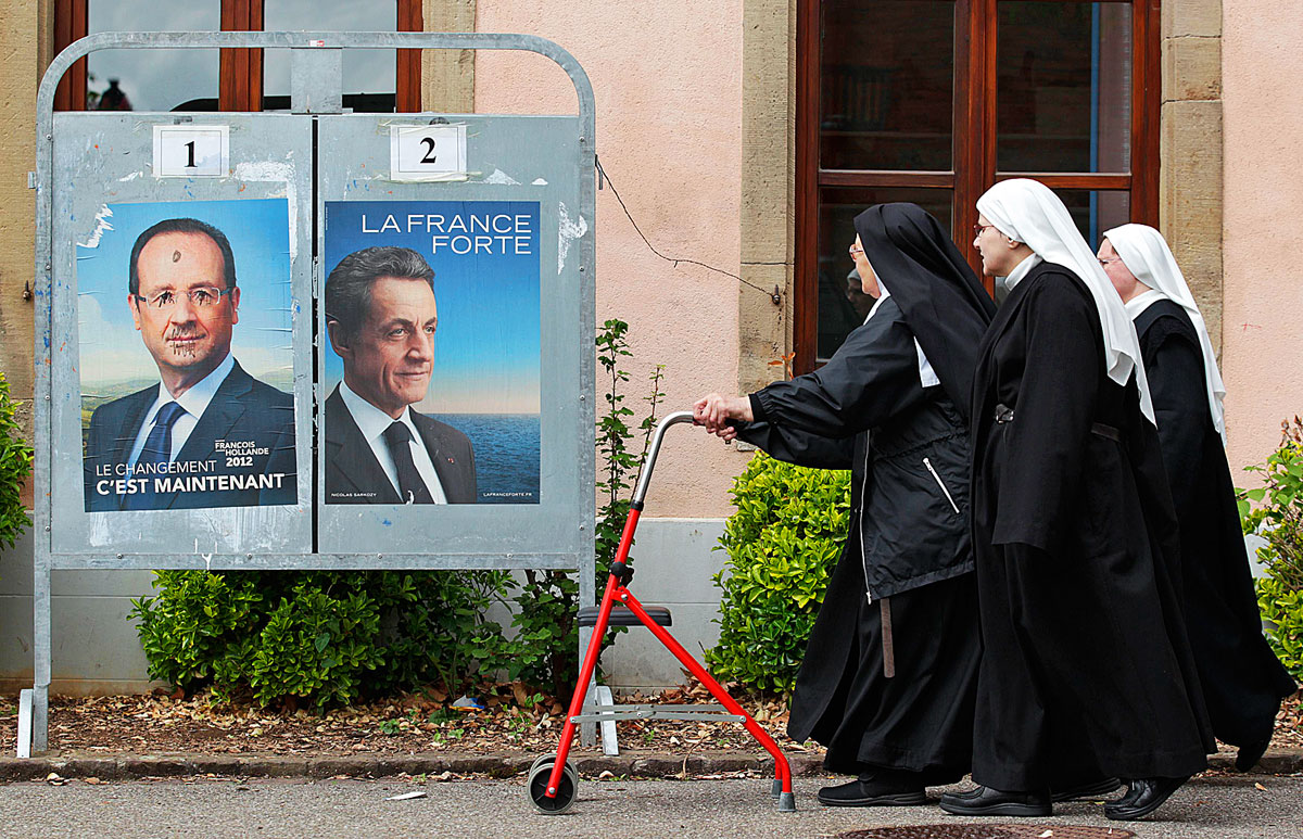 Vajon kit választanak? Apácák Hollande és Sarkozy plakátjai előtt 