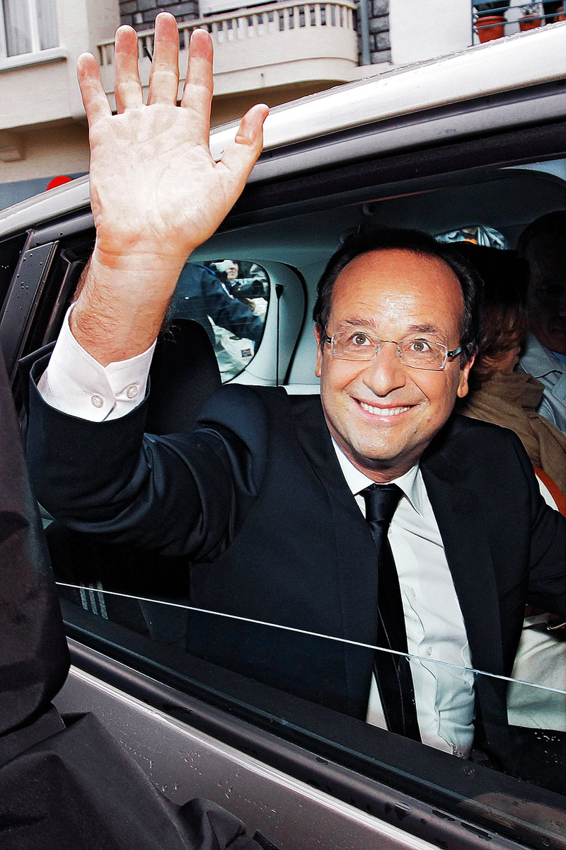 Francois Hollande üdvözli támogatóit