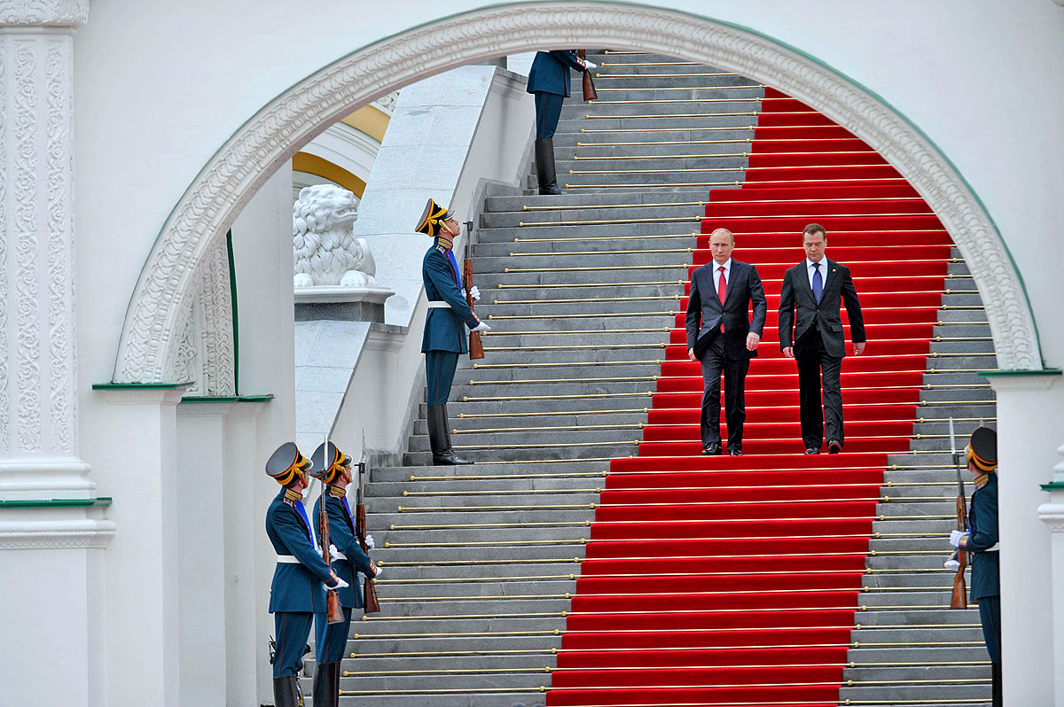 Vlagyimir Putyin (balra) a beiktatás után. Az orosz nagyhatalmi érdekek érvényesítőjeként akar bevonulni a történelembe