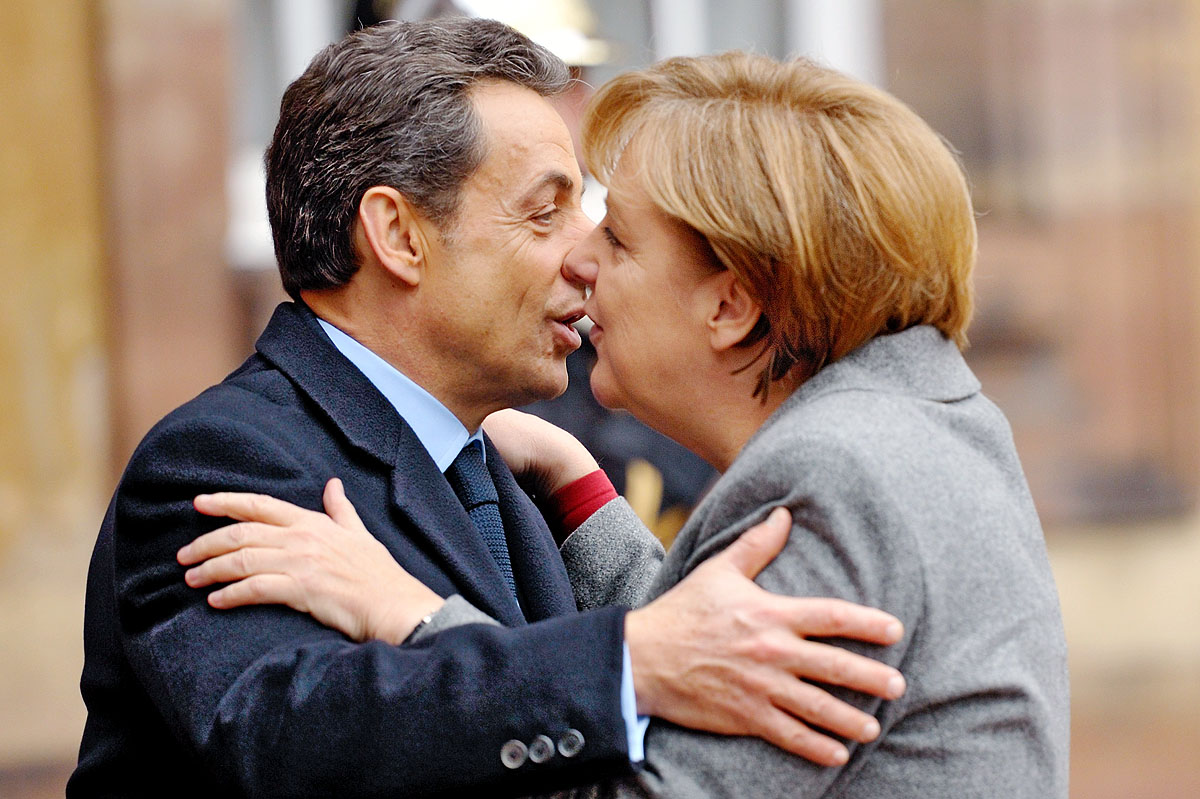 Au revoir, Monsieur Sarkozy! A pragmatikus Merkel tárt karokkal várja Hollande-ot