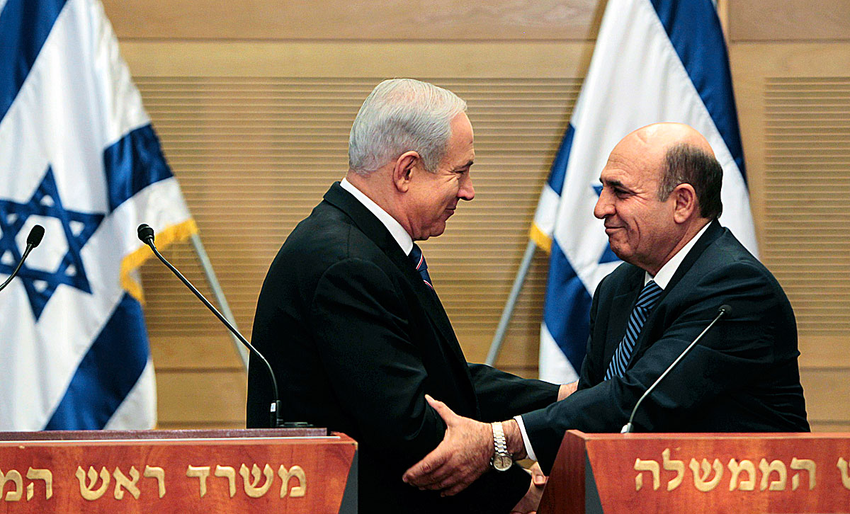 Netanjahu és Mofaz kézfogása. Potyautas kell a stabilitáshoz?