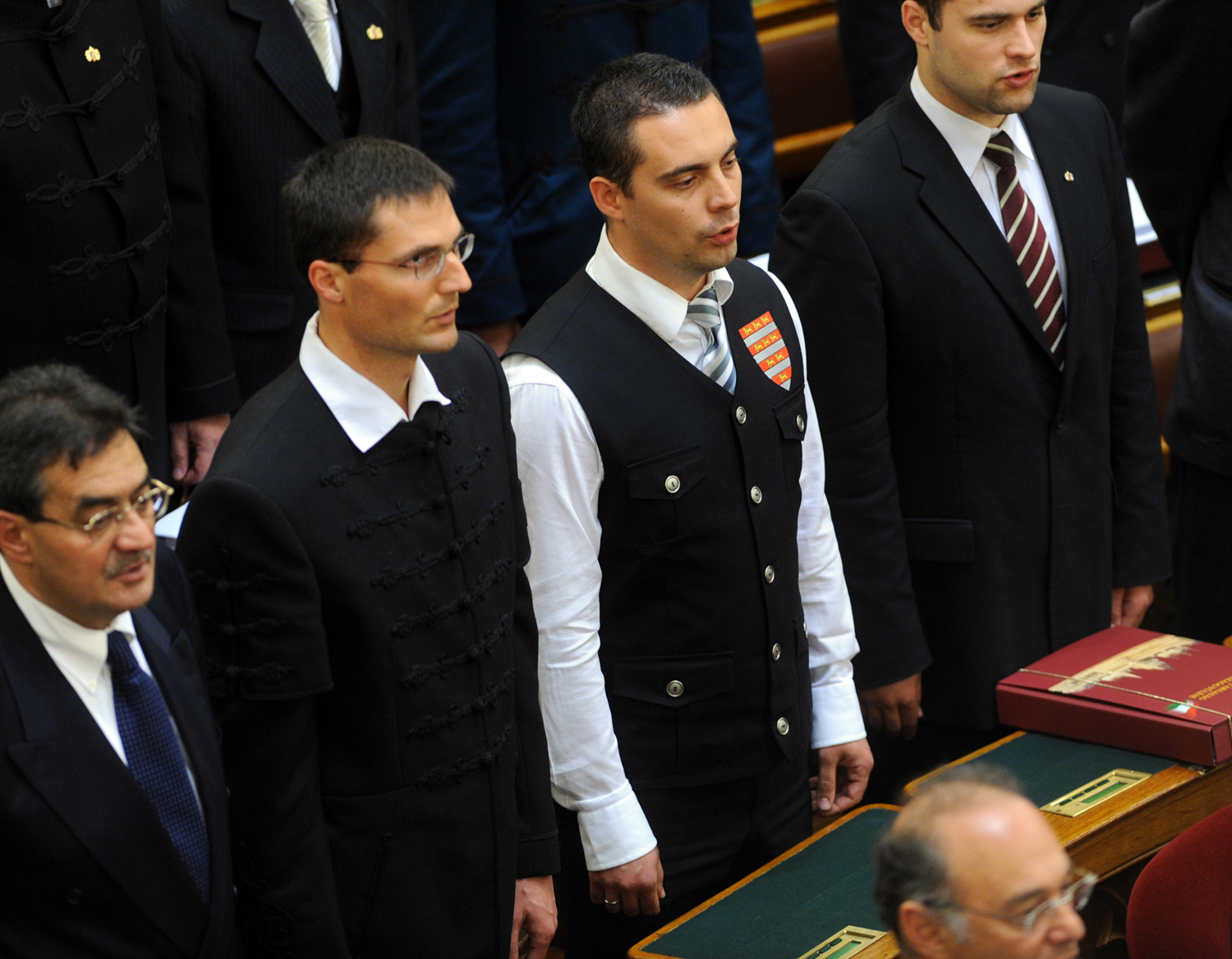 Pősze Lajos (balra) a Jobbik-frakció vezetőinek sorában a parlament 2010-es megalakulásakor