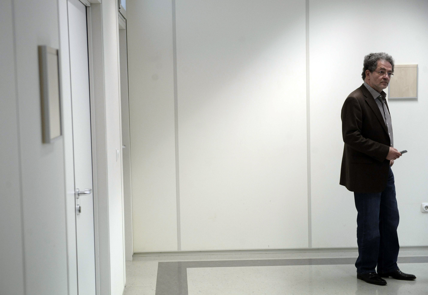 Arató András, a Klubrádió tulajdonosa az ítélethirdetésre vár a bíróság folyosóján