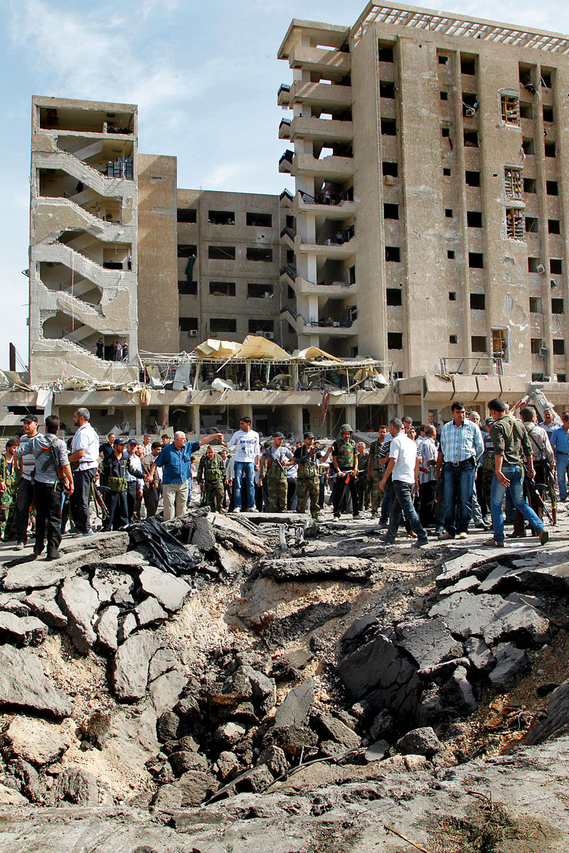 Az egyik bomba hatalmas kártert ütött a betonútba