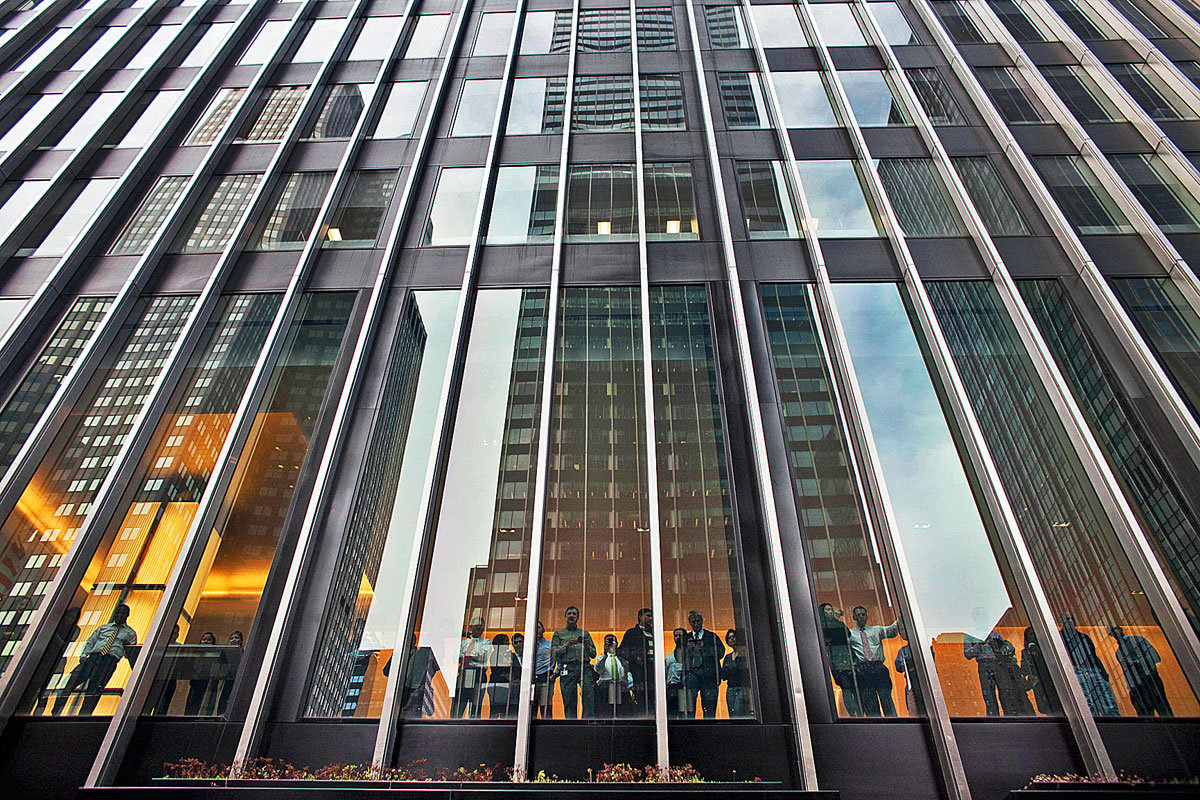 A JP Morgan munkatársai figyelik az utcafoglalók tüntetését a bank New York-i székházából