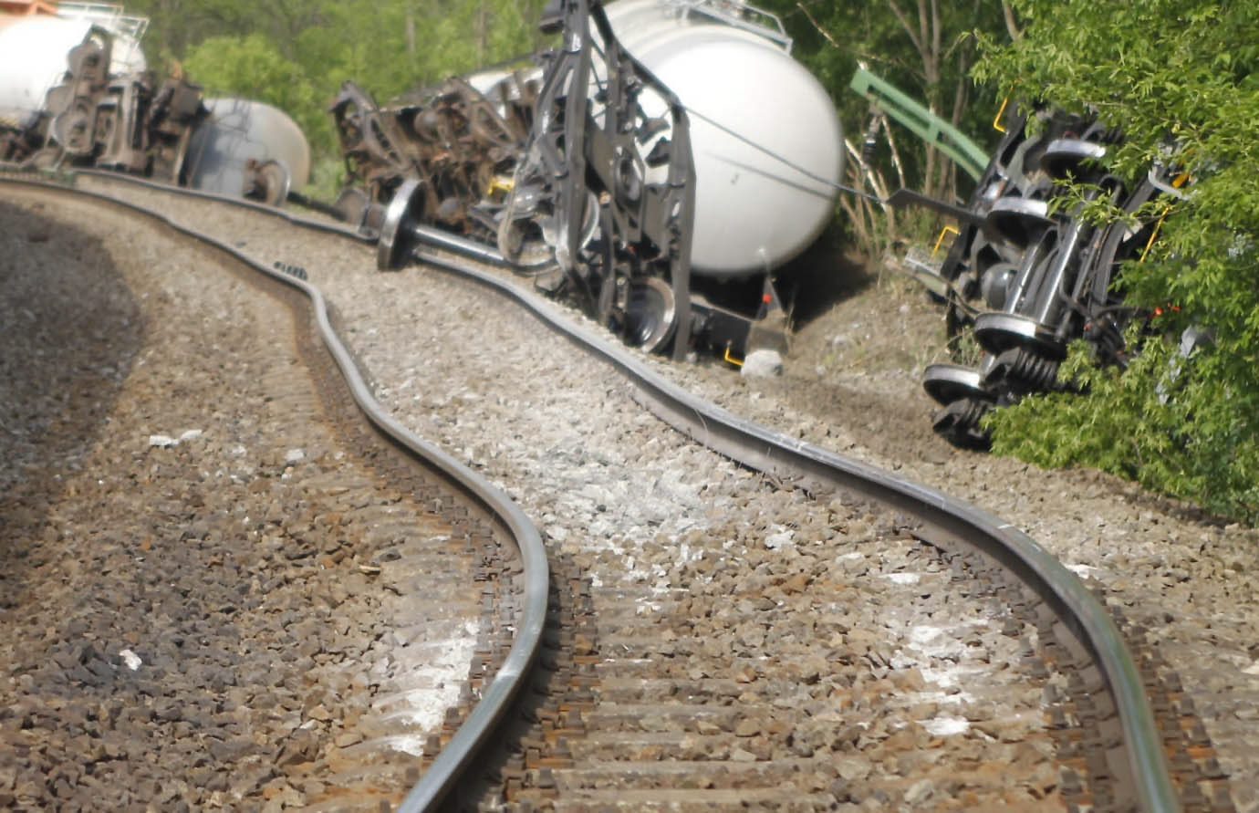 Kisiklott vasúti tartálykocsik és megrongálódott vágány Máriabesnyő és Bag között