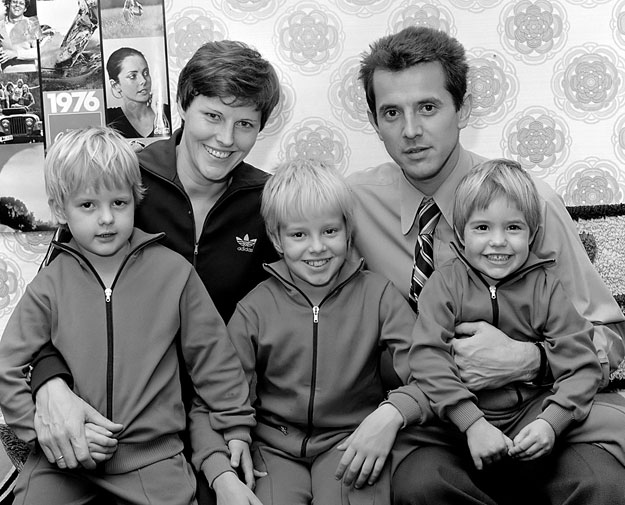 Fordított olimpiai ötkarika: a Schmitt-család 1976-ban. Makray Katalin tornász három gyerekükkel (balról jobbra: Alexa, Gréta és Petra) tévétornában is szerepelt