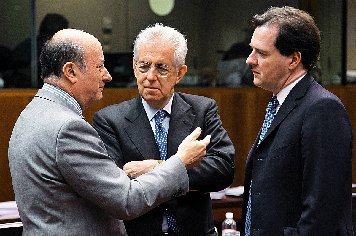 Jacek Rostowski lengyel pénzügyminiszter, az olasz kormányfő Mario Monti és a brit pénzügyér George Osborne társaságában Brüsszelben