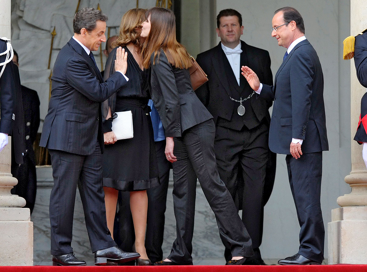 Sarkozyék elbúcsúznak, Hollande-ék beköltöznek