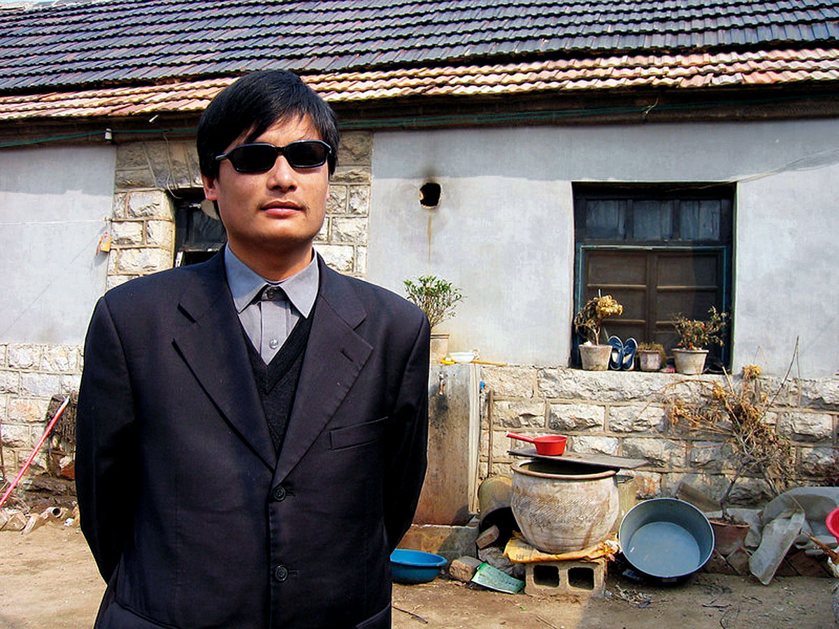 Chen Guangcheng. Kínai háziőrizetből amerikai egyetemre mehet.