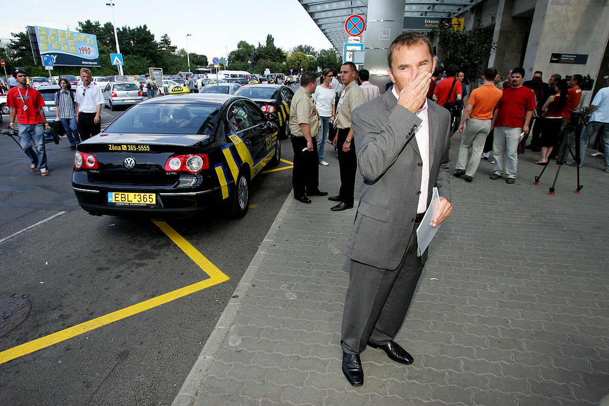 Veres István 2006-ban, a taxistender elnyerésének időpontjában a repülőtérnél