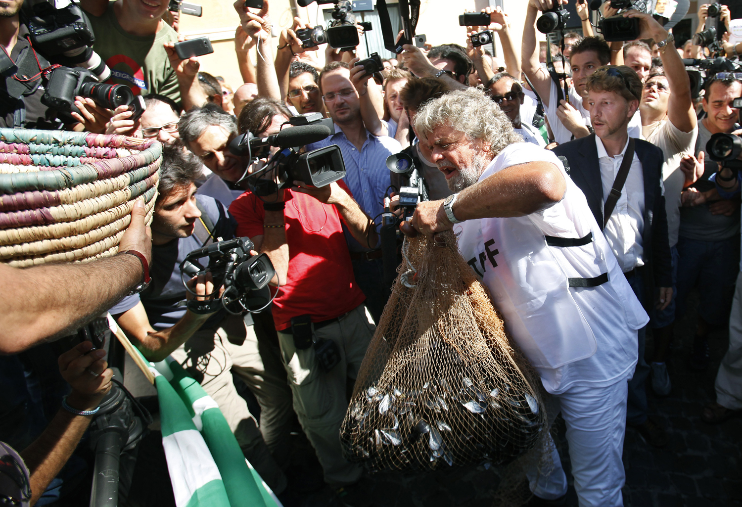 Beppe Grillo egyik akciója: rohadt kagylókat önt a római törvényhozás elé