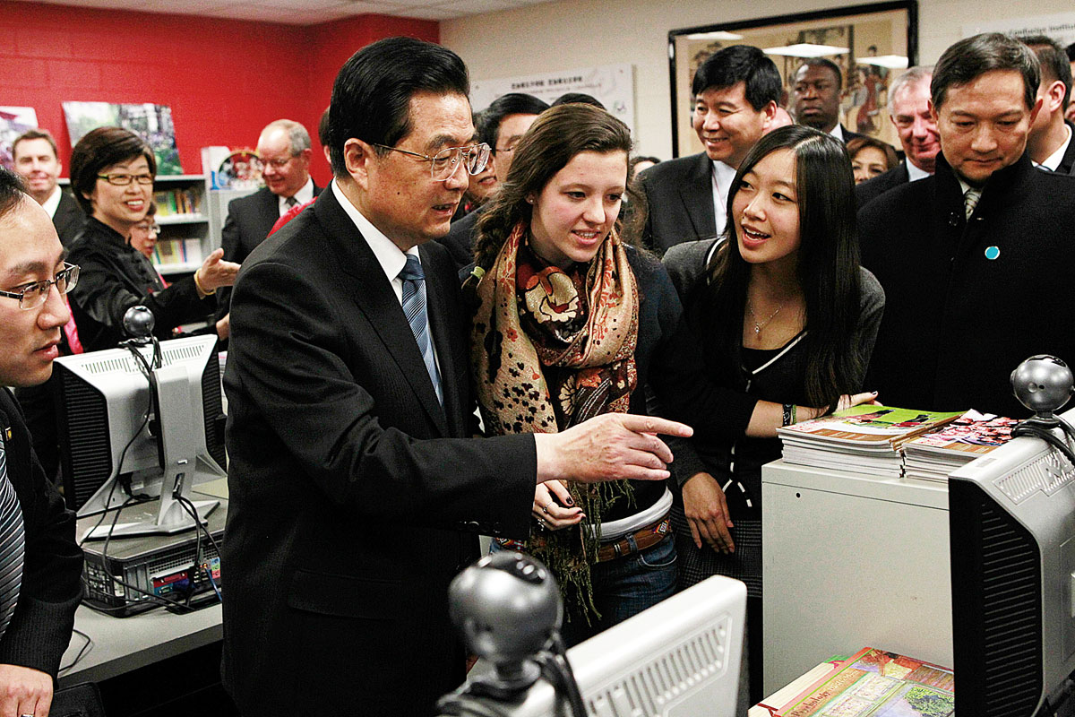 Hu Jintao kínai államfő a chicagói Konfuciusz Intézetben. Ezek az oktatási központok vonzzák a kínai figyelmet és pénzt