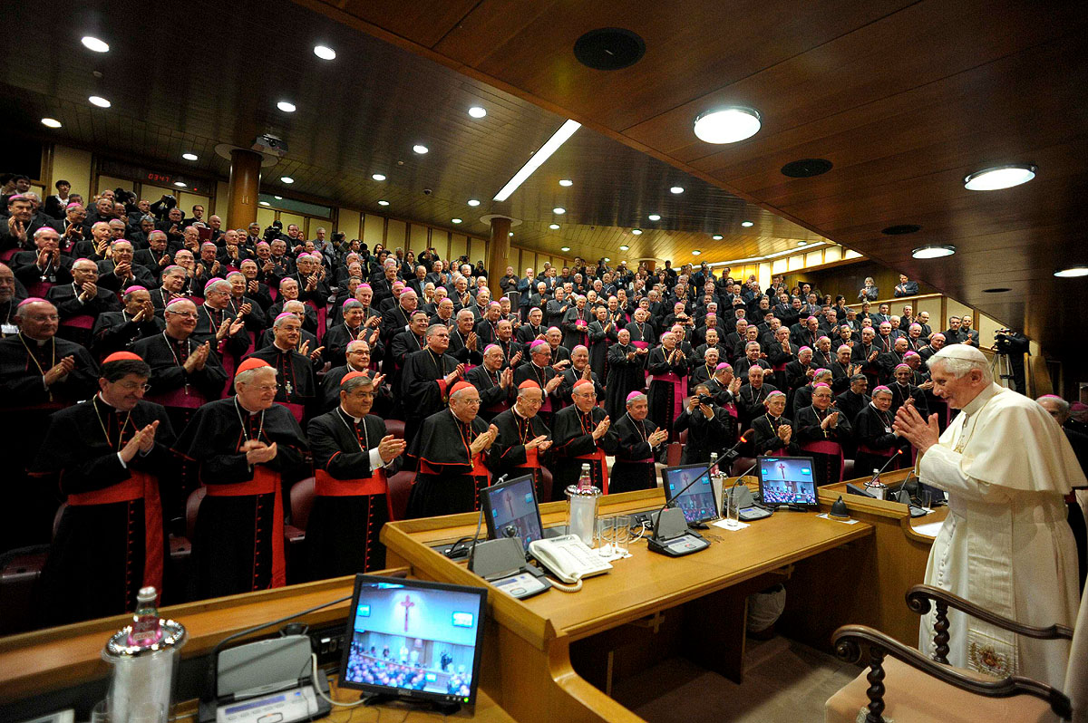 XVI. Benedek egy vatikáni püspöki konferencián. Búcsút intenének a botránynak