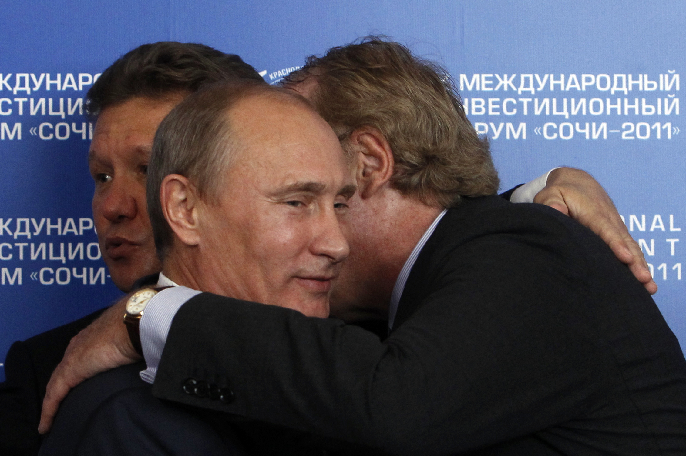 A Déli Áramlatról szóló megállapodás aláírása után Putyin megöleli Paolo Scaronit, az ENI olasz gázóriás első emberét. A háttérben a Gazprom vezére, Alexej Miller