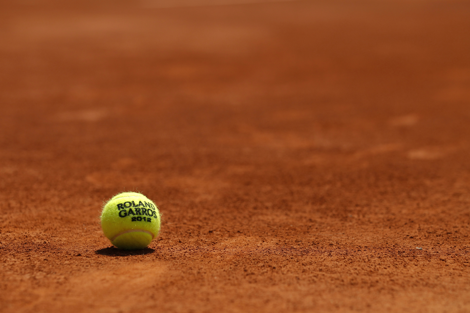 Teniszlabda a Roland Garros salakján