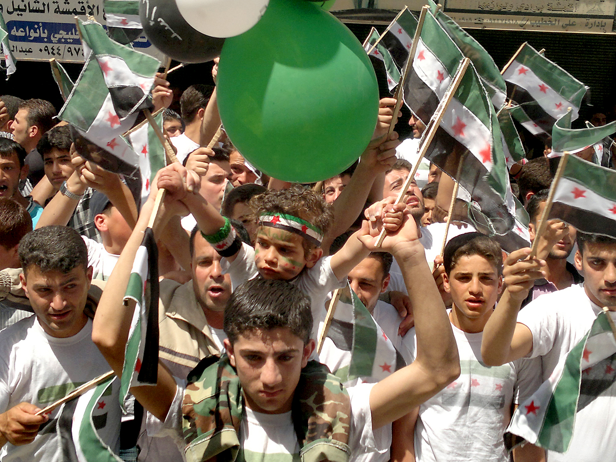 Demonstrálók Maraaban, Aleppo közelében. A pénteki ima után Szíria szerte tüntettek Bassár el-Aszad ellen