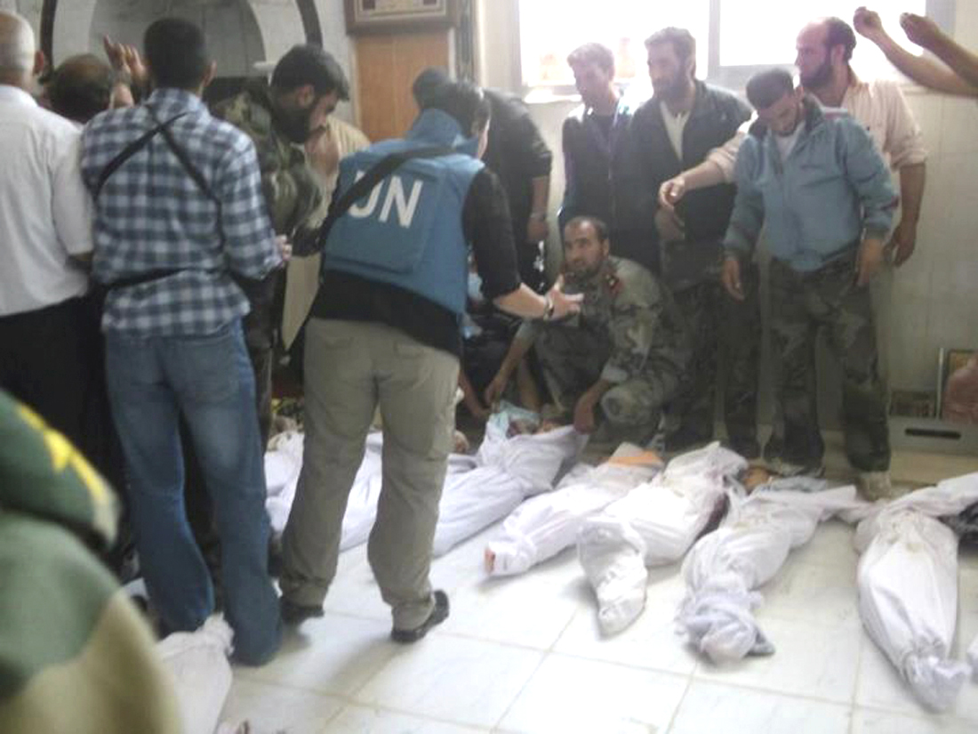 A hulai mecsetben meghalt gyerekek holttestét mutatják lázadók egy ENSZ-megfigyelőnek (a szíriai ellenzék a képről szóló állításait a Reutersnek nem állt módjában ellenőriznie)