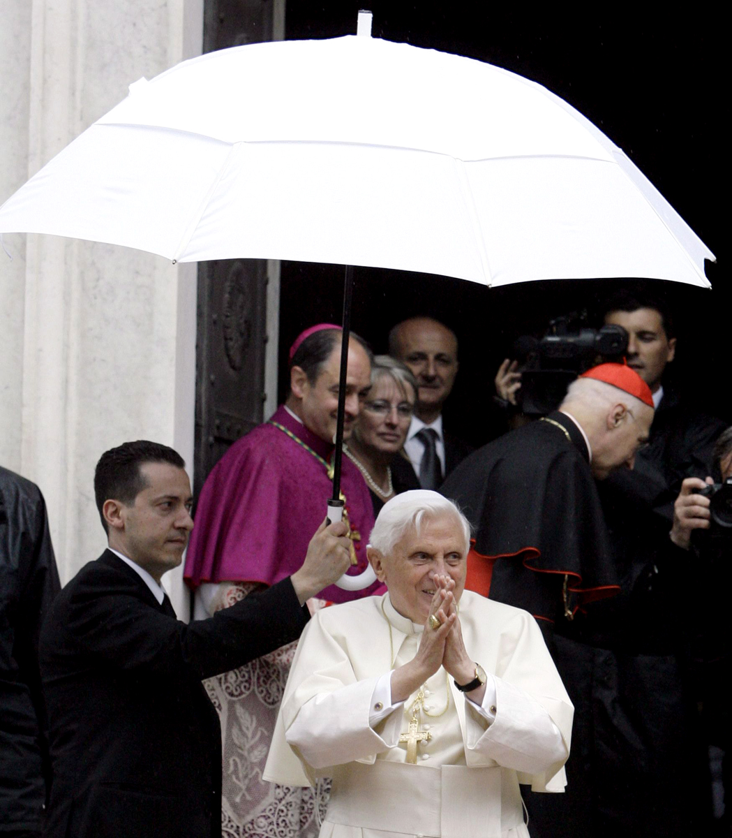 XVI. Benedek pápa fölé tart esernyőt Paolo Gabriele ezen a 2008-as képen. Az inast vádolják az utóbbi idők vatikáni szivárogtatásaival