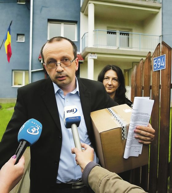 Álurna, igazi őrizetbe vétel. Lukács Csaba újságíró, a Nyirő-újratemetés kommunikációs vezetője távozik a korondi rendőrségről