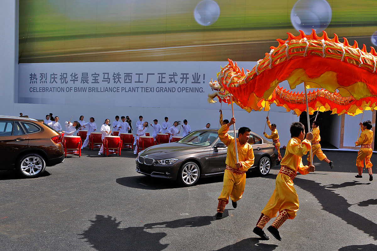 BMW gyáravató ceremónia Senjangban