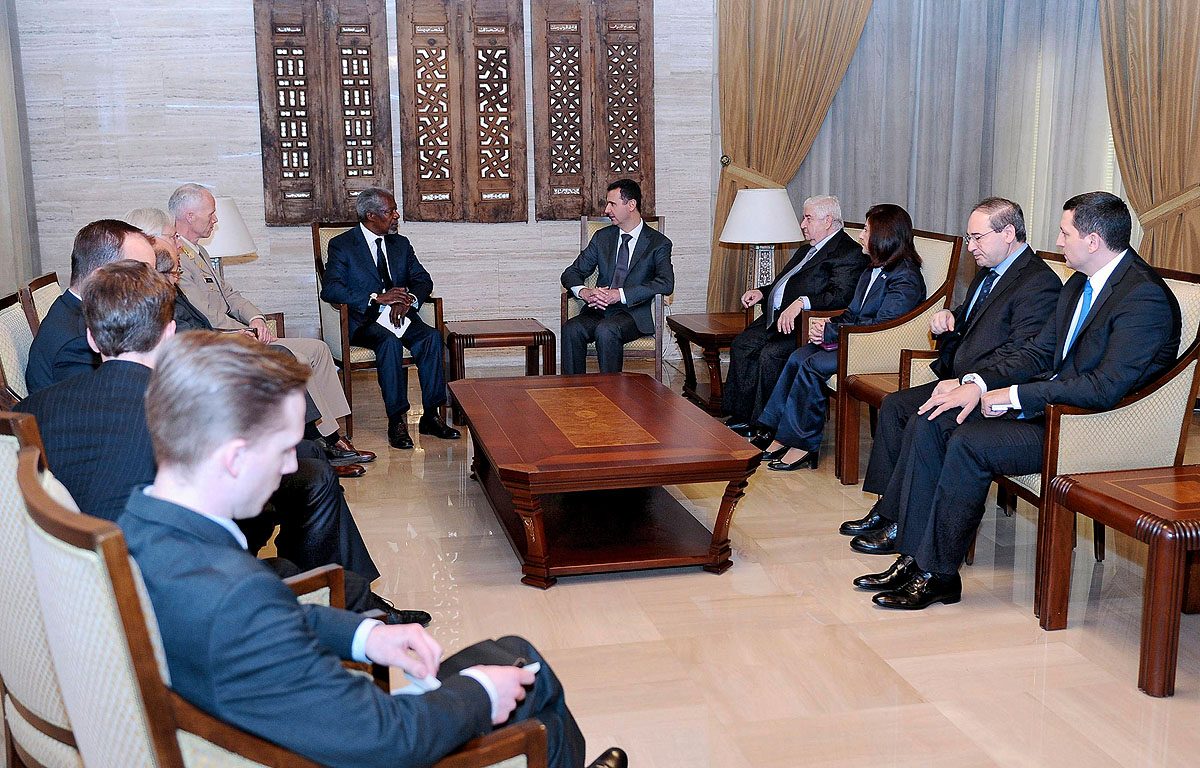 Bashar el-Aszad szír elnök (középen jobbra) találkozója Kofi Annan ENSZ-megbízottal a szír fővárosban. A béketerv sorsa a tét