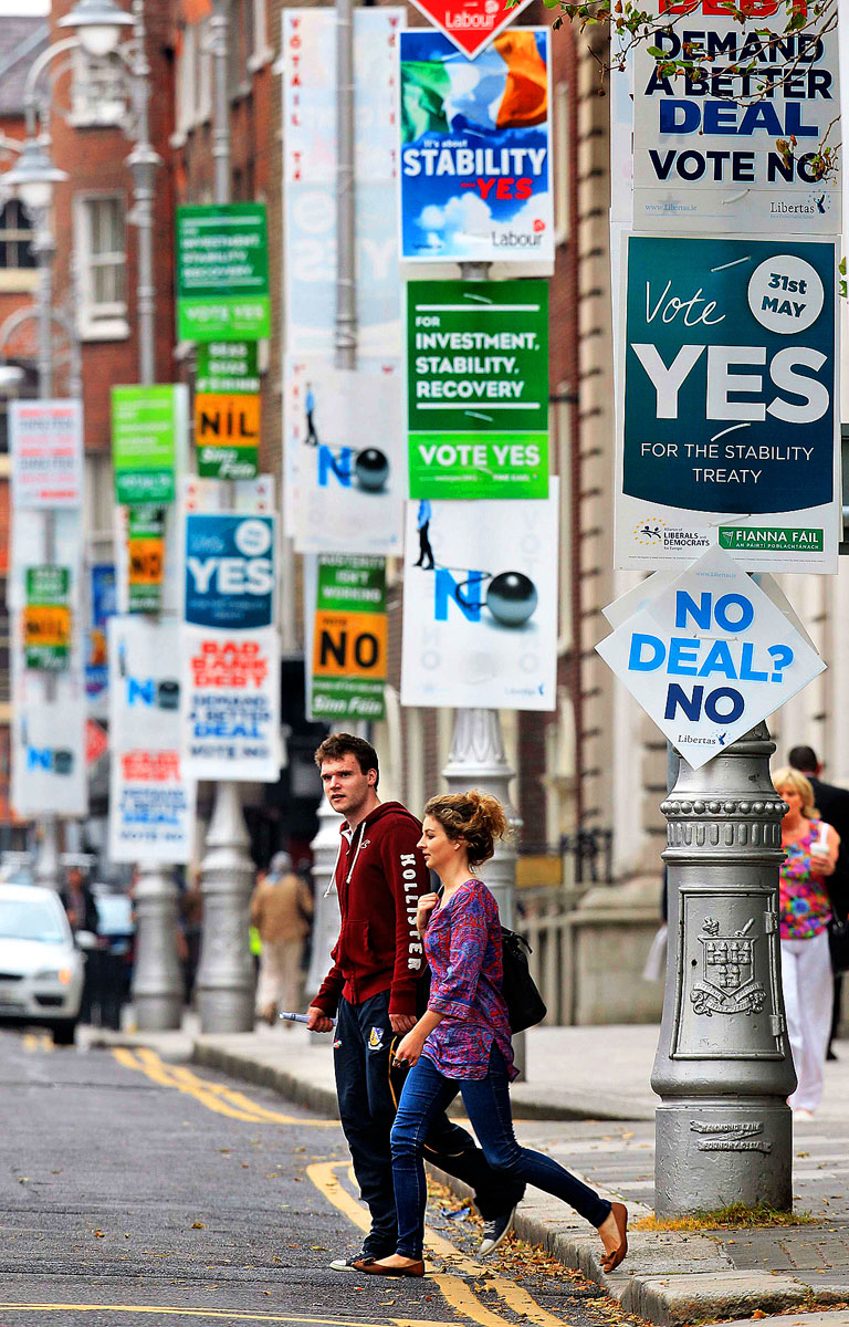 Plakáterdő Dublin belvárosában. Igent vagy nemet kell mondaniuk