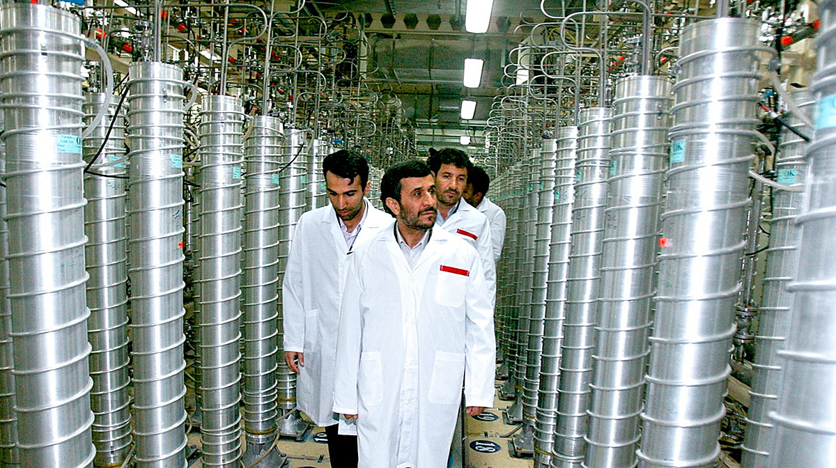 Az iráni elnök, Mahmud Ahmadinedzsád látogatást tesz Natanz urándúsító üzemében.