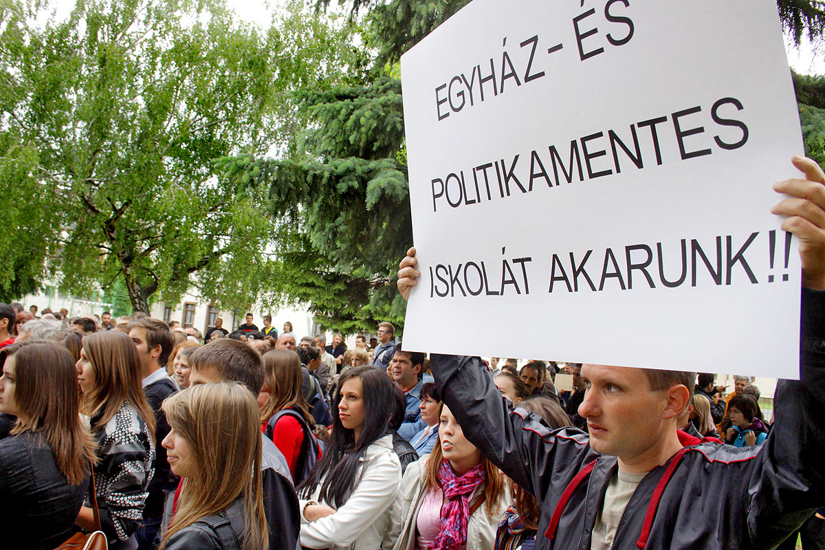 Ajkán az iskoláért tüntetnek – nem csak a Hit Gyülekezete ellen