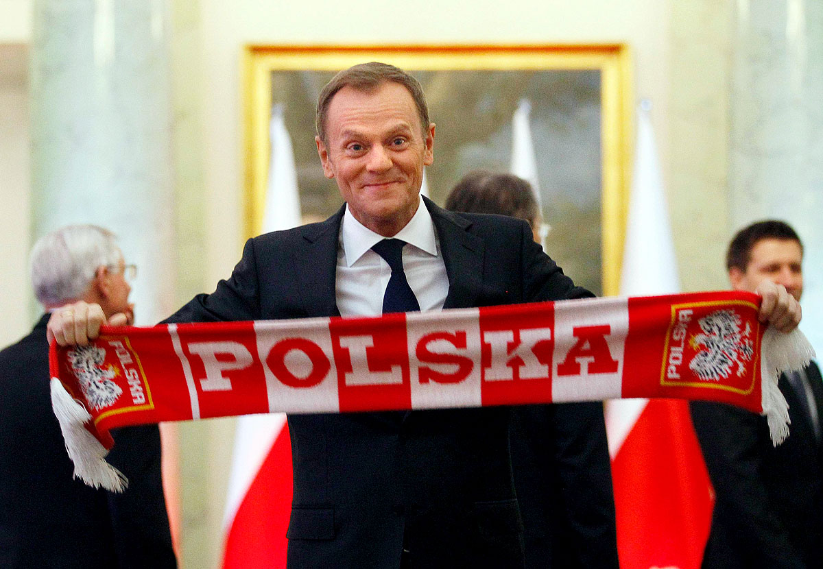 Donald Tusk kormányfő lengyel szurkolói sállal. Felemás sikerek