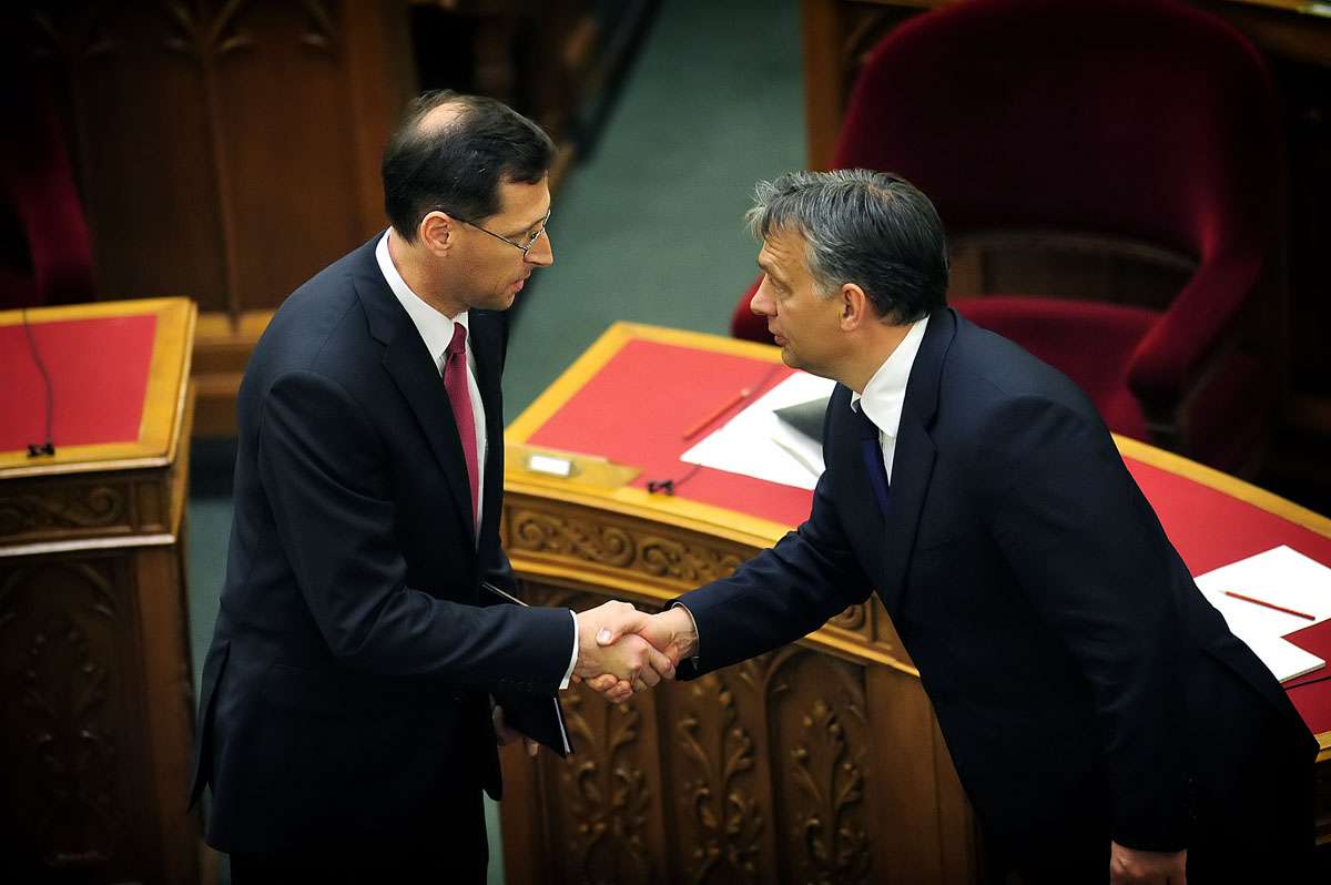 Orbán Viktor miniszterelnök gratulál  Varga Mihály tárca nélküli miniszternek