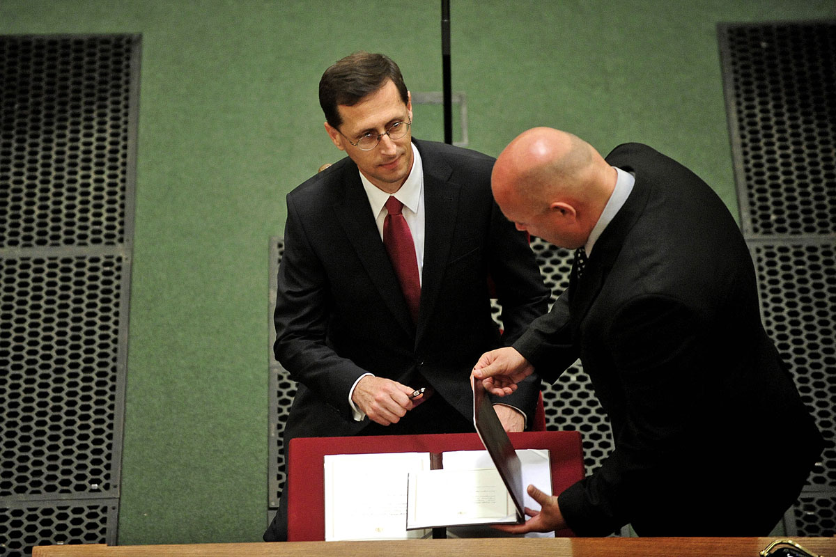 Varga Mihály aláírja miniszteri esküjét