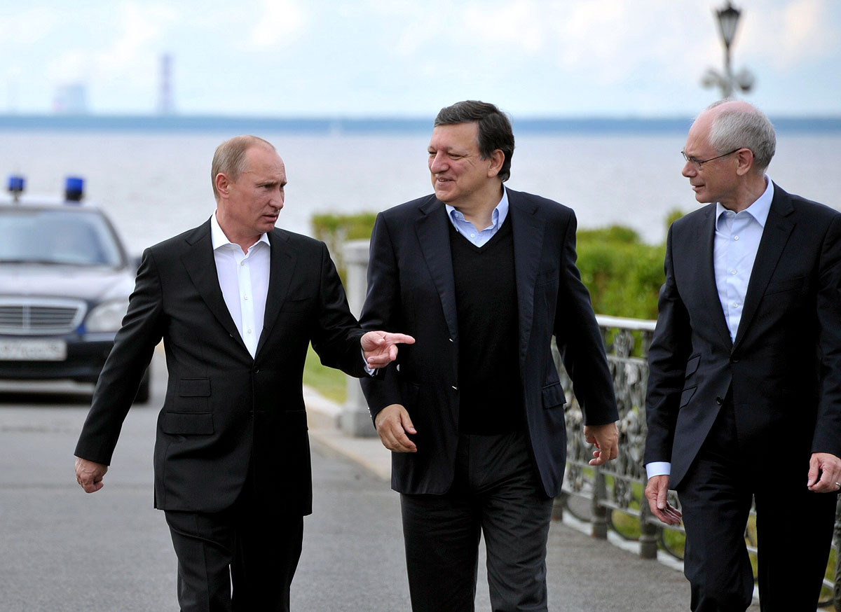 Putyin az Európai Unió két vezetőjével Szentpéterváron. Moszkvának érdeke segíteni