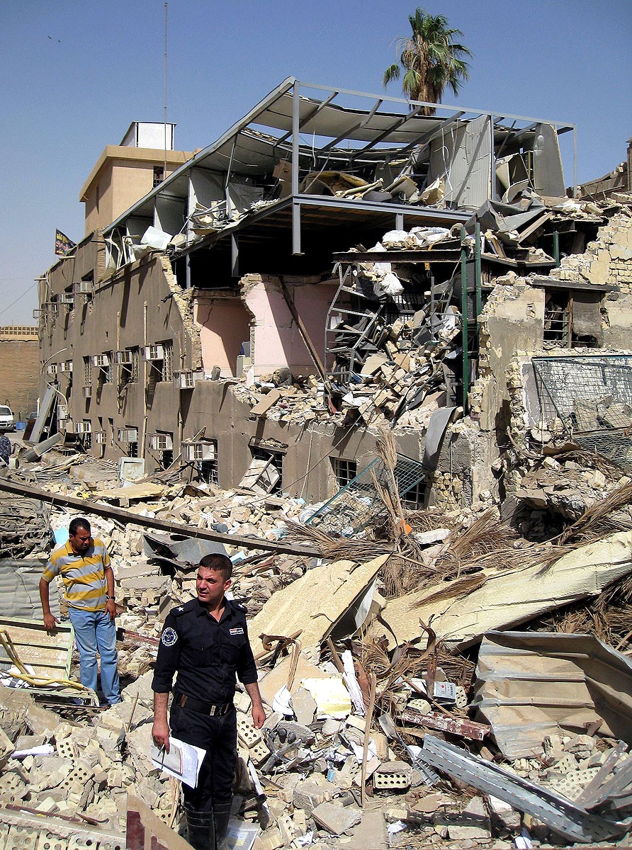Iraki rendőrök vizsgálják a robbantás helyszínét