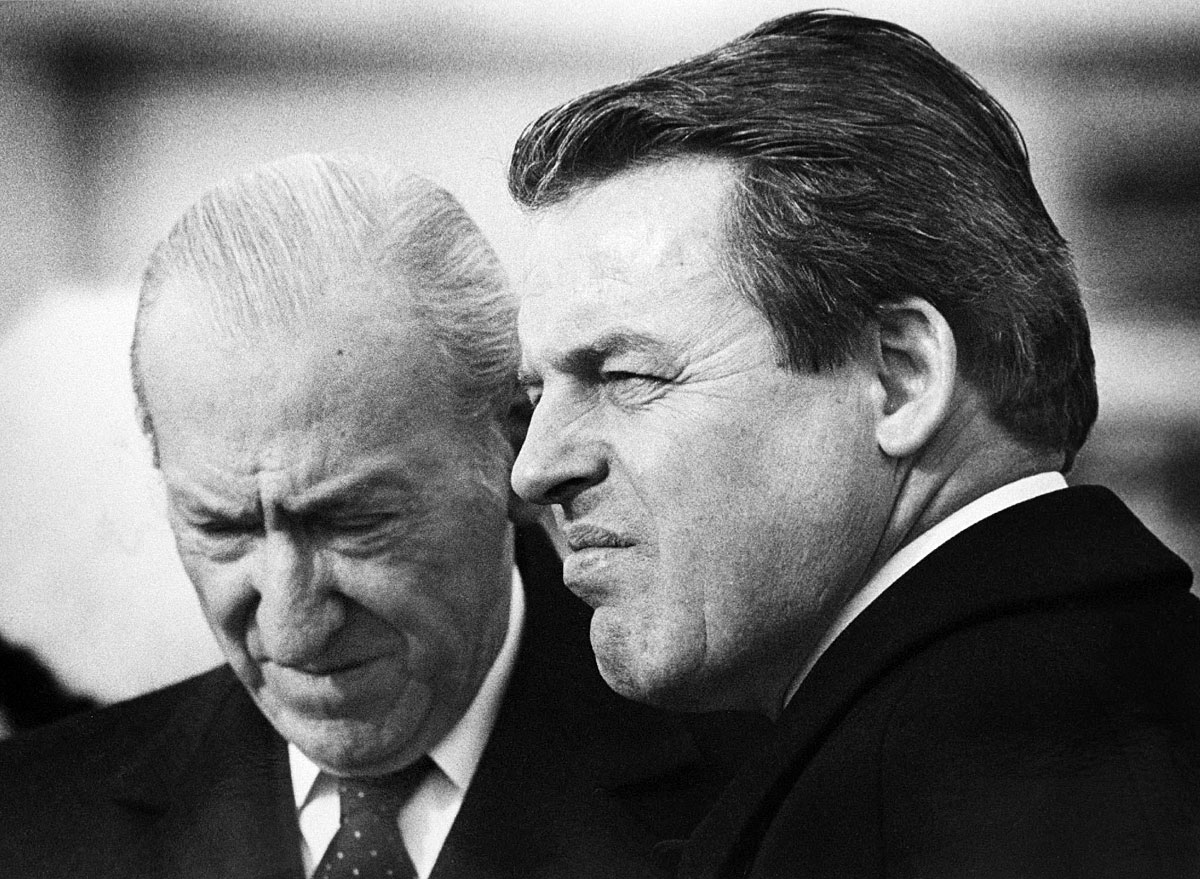 A bűnöket elismerő Vranitzky kancellár jobbra, a maga is bűnös Waldeim elnök balra