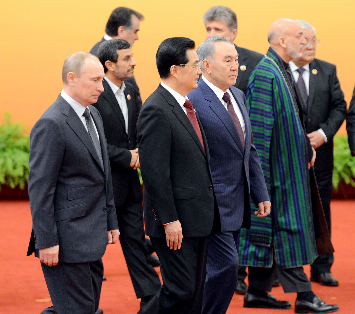 Elnöki arcvonal balról jobbra: Putyin, Ahmadinezsád, Hu, Nazarbajev és Karzai a családi fotó után. Megfigyelői státusz háromezermilliárd dollár reményében