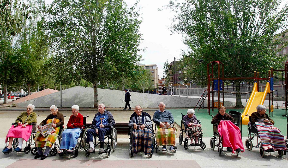 Nyugdíjasok napoznak a Barcelona-közeli badalonai öregek otthonának parkjában